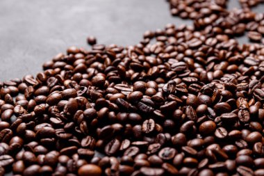 Sabah menüsü için süt köpüklü sıcak sade kahve beyaz seramik bardakta kahve çekirdekleri kavrulmuş.