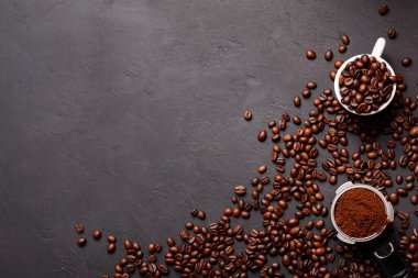 Sabah menüsü için süt köpüklü sıcak sade kahve beyaz seramik bardakta kahve çekirdekleri kavrulmuş.