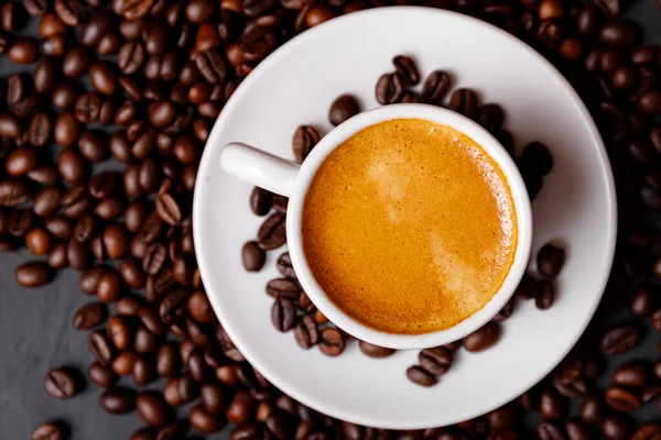 메뉴에 뜨거운 커피와 원두를 화이트 세라믹 — 스톡 사진