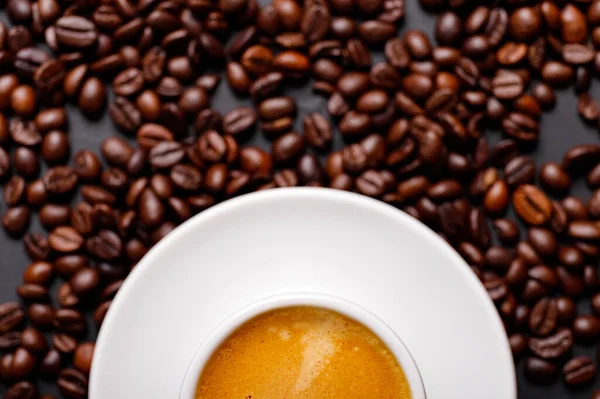 메뉴에 뜨거운 커피와 원두를 화이트 세라믹 — 스톡 사진