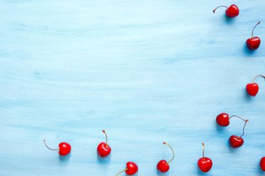 kiraz ve yaprakları mavi arka plan.