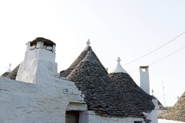 alberobello, İtalya içinde konik bir çatı ile benzersiz trulli evler