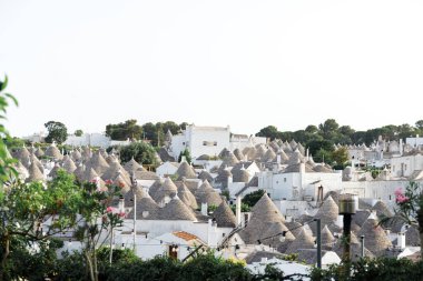 alberobello, İtalya içinde konik bir çatı ile benzersiz trulli evler