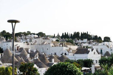 alberobello, İtalya içinde konik bir çatı ile benzersiz trulli evler