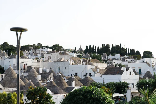 alberobello, İtalya içinde konik bir çatı ile benzersiz trulli evler