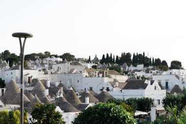alberobello, İtalya içinde konik bir çatı ile benzersiz trulli evler