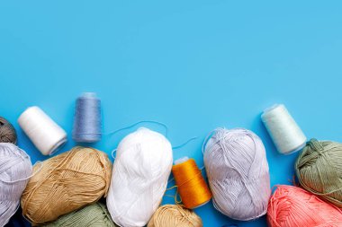 Skeins yün iplik ve örme iğneler..