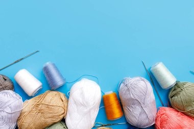 Skeins yün iplik ve örme iğneler..