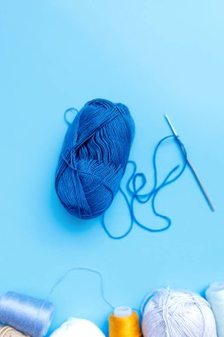 Skeins yün iplik ve örme iğneler..