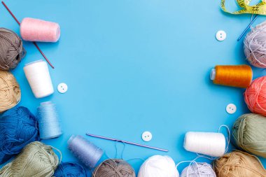 Skeins yün iplik ve örme iğneler..