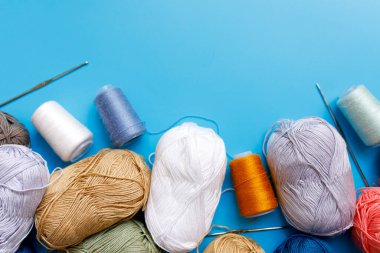 Skeins yün iplik ve örme iğneler..