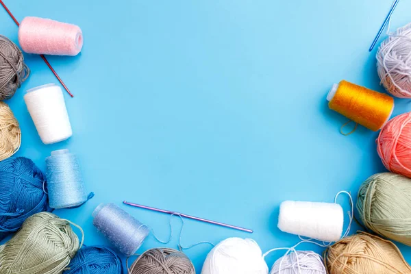 Skeins yün iplik ve örme iğneler..