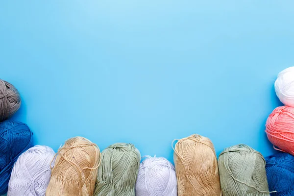 Skeins yün iplik ve örme iğneler..