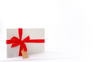 Noel hediyeleri ve beyaz süsler