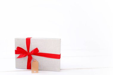 Noel hediyeleri ve beyaz süsler