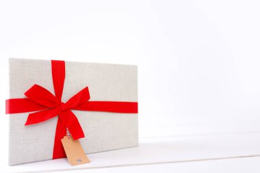 Noel hediyeleri ve beyaz süsler