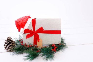 Noel hediyeleri ve beyaz süsler