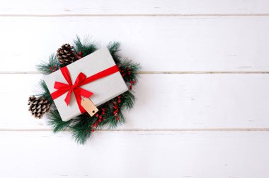 Noel hediyeleri ve beyaz süsler