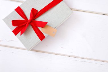 Noel hediyeleri ve beyaz süsler