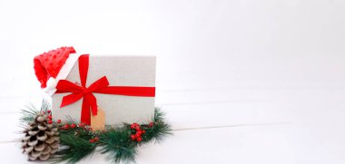 Noel hediyeleri ve beyaz süsler