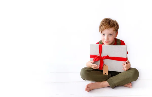 Mladý Chlapec Usmívá Svým Vánočním Dárkem — Stock fotografie