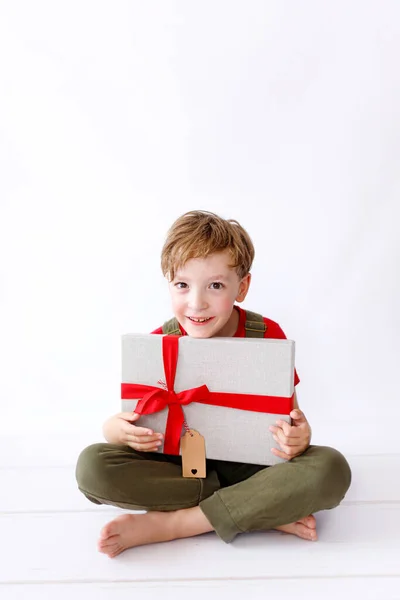 Mladý Chlapec Usmívá Svým Vánočním Dárkem — Stock fotografie