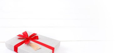 Noel hediyeleri ve beyaz süsler