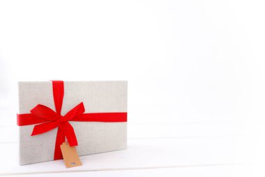 Noel hediyeleri ve beyaz süsler