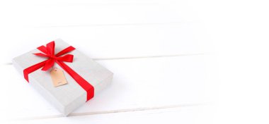 Noel hediyeleri ve beyaz süsler