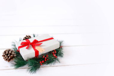 Noel hediyeleri ve beyaz süsler