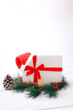 Noel hediyeleri ve beyaz süsler