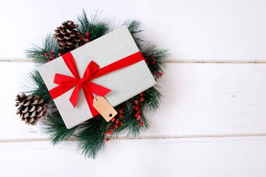 Noel hediyeleri ve beyaz süsler