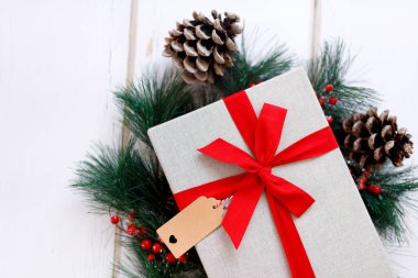 Noel hediyeleri ve beyaz süsler