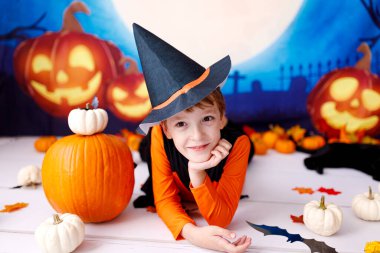 Cadılar Bayramı konsepti Cadılar bayramında kabaklarıyla gülümseyen çocuk..