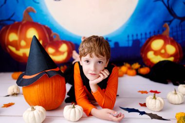 Cadılar Bayramı konsepti Cadılar bayramında kabaklarıyla gülümseyen çocuk..