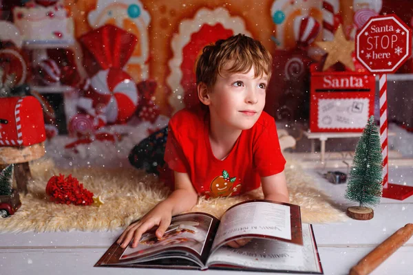 Dítě Čte Vánocích Knihu Veselé Vánoce Nový Rok Zimní Dovolená — Stock fotografie