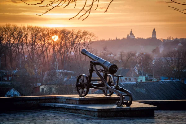 Rus saldırısından önce Ukrayna 'da günbatımında top.