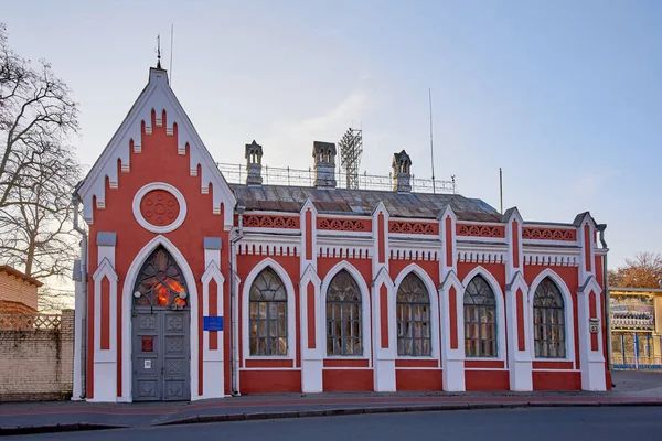 Chernihiv Gençlik Bölgesel Kütüphanesi, Rus saldırısından önce V. Tarnovsky Jr. 'ın eski evi.