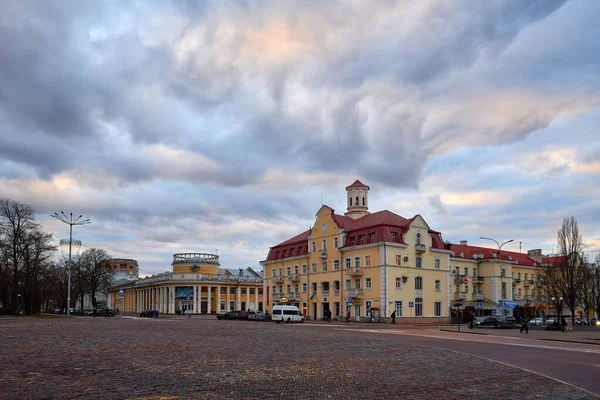 Rus saldırısından önce Ukrayna 'nın Chernihiv kasabasının eski binası.