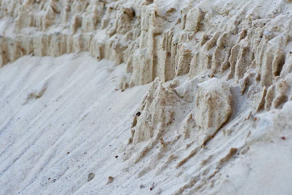 Bir dağın yamacına ya da tepeye yakın bir kuma.