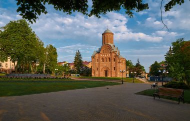 Ukrayna 'nın Chernihiv kentindeki Bohdan Khmelnytsky meydanındaki antik Ukrayna Piatnytska Kilisesi