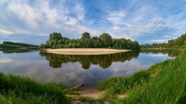 Yeşil orman Ukrayna 'daki bir nehir suyuna yansıyor