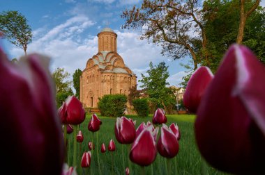 Ukrayna 'nın Chernihiv kentindeki Bohdan Khmelnytsky meydanındaki antik Ukrayna Piatnytska Kilisesi