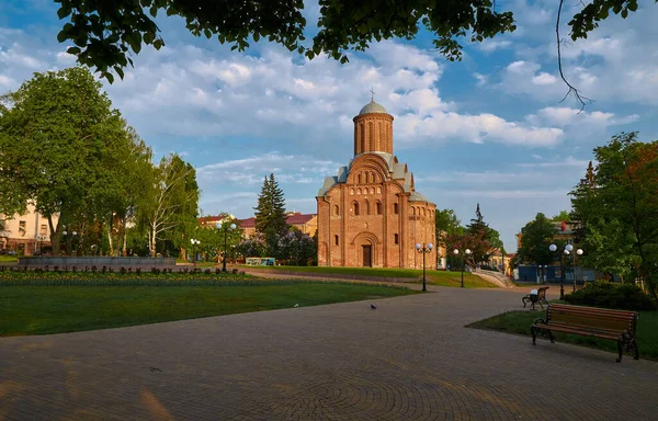 Ukrayna 'nın Chernihiv kentindeki Bohdan Khmelnytsky meydanındaki antik Ukrayna Piatnytska Kilisesi