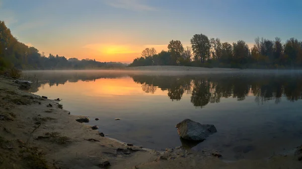 Ukrayna 'nın Chernihiv kentindeki Desna Nehri üzerinde sonbahar gündoğumu