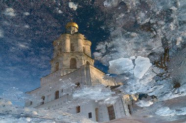 Chernihiv Koleji, Rus saldırısından önceki ilkbaharda yansıyor.