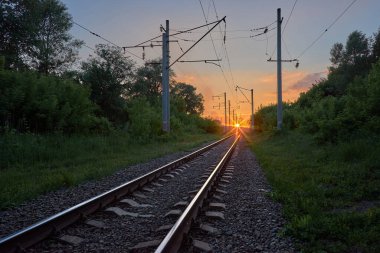 Ukrayna 'da gün batımında demiryolu