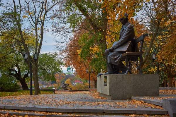 TG anıtı olan sonbahar parkı. Rus saldırısından önce Ukrayna, Chernihiv 'de Shevchenko