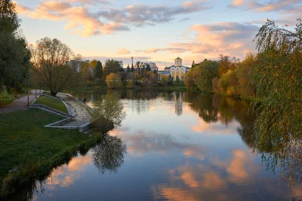 Стара Українська Церква Біля Річки Заході Сонця — стокове фото