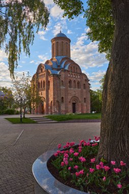 Ukrayna 'nın Chernihiv kentindeki Bohdan Khmelnytsky meydanındaki antik Ukrayna Piatnytska Kilisesi